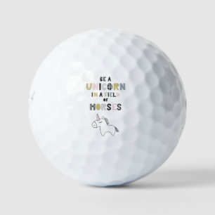Balles De Golf Être Unicorne Dans Un Champ De Chevaux