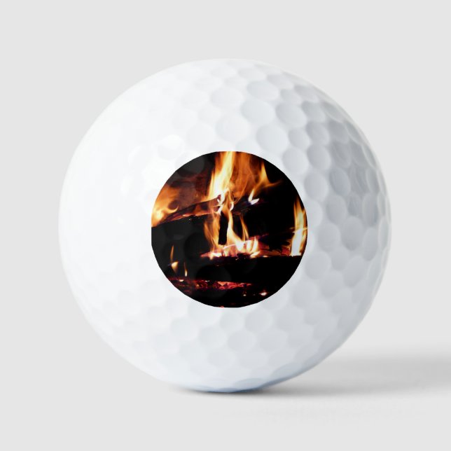 Balles De Golf Logs dans la cheminée Photographie de feu chaud (Recto)