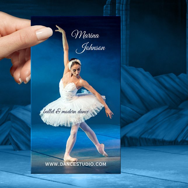 Ballet bleu Danse moderne Enseignant Carte de visi (Business card featuring a painting of a ballet dancer against a royal blue background)