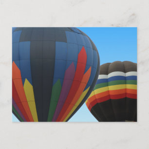 Ballons à air chaud dans la carte postale de vol