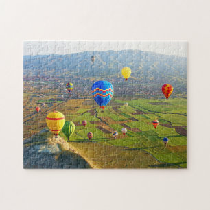 Ballons d'air au-dessus du puzzle de verdure