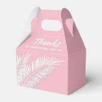 Boîtes de cadeaux de fête aux paumes blanches sur 
