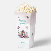 Jolie fée assise à l'intérieur d'une fleur