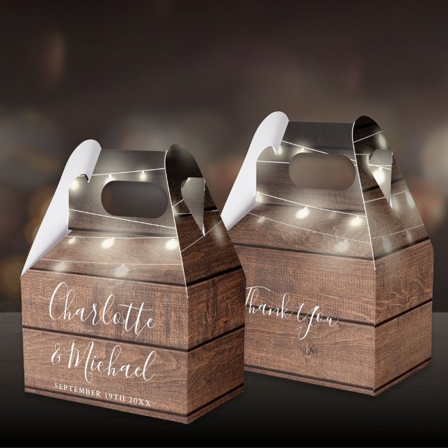 Ballotins Mariage de script de signature en bois rustique (String Lights Rustic Wood Signature Script Wedding Favor Boxes)