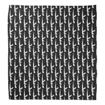 Armes blanches AK-47 fusils d'assaut sur le noir