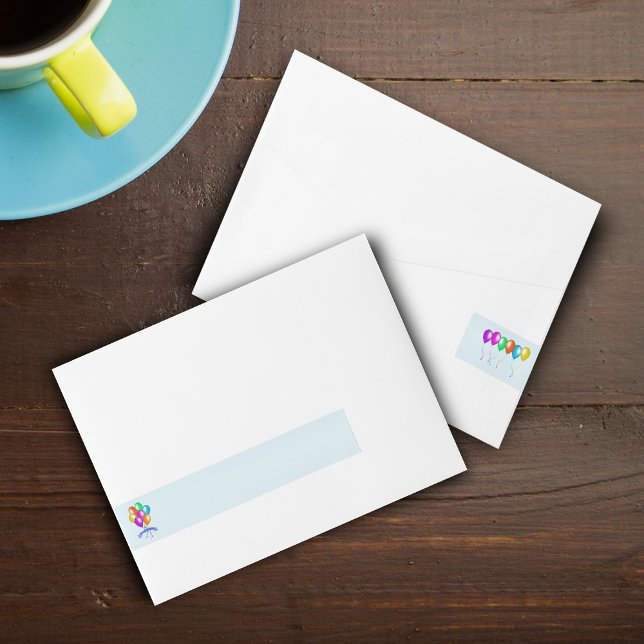 Bande Pour Adresse Ballons d'anniversaire colorés et heureux (Bright Colourful balloons Happy Birthday banner on light blue wrap around address labels.)