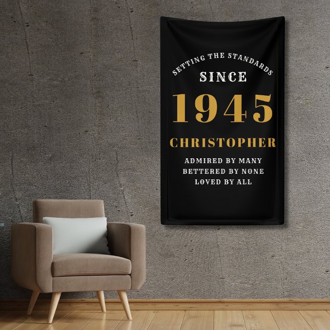 Banderoles 80e Anniversaire Né 1945 Ajouter un nom Or Noir (80th birthday wall banner in black and gold with custom name and year.)