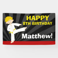 Anniversaire blond de garçon de ceinture de jaune