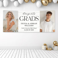 Félicitations aux diplômés Deux diplômés photo