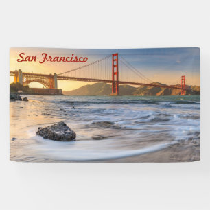 Banderoles Golden Gate Bridge à San Francisco au coucher du 
