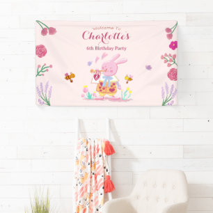 Banderoles lapin rose aquarelle dans le jardin anniversaire d