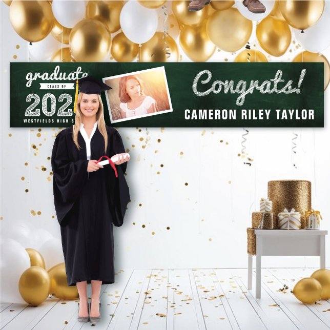 Banderoles Photographie de la partie de graduation du tableau (2024 Green Chalkboard & White Sketch 1 Photo Graduation Party Banner @ www.zazzle.com/color_therapy)