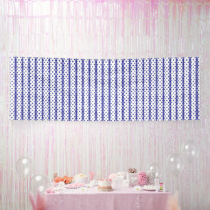 Banderoles Un ciel bleu vif avec des nuages blancs épars.