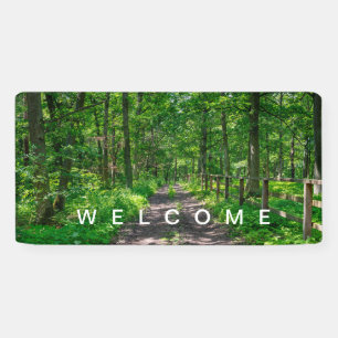 Banderoles Un sentier dans la forêt verte