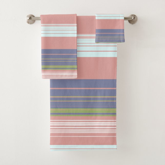 Bandes verticales roses, bleues et oliviennes. ser (En situation)