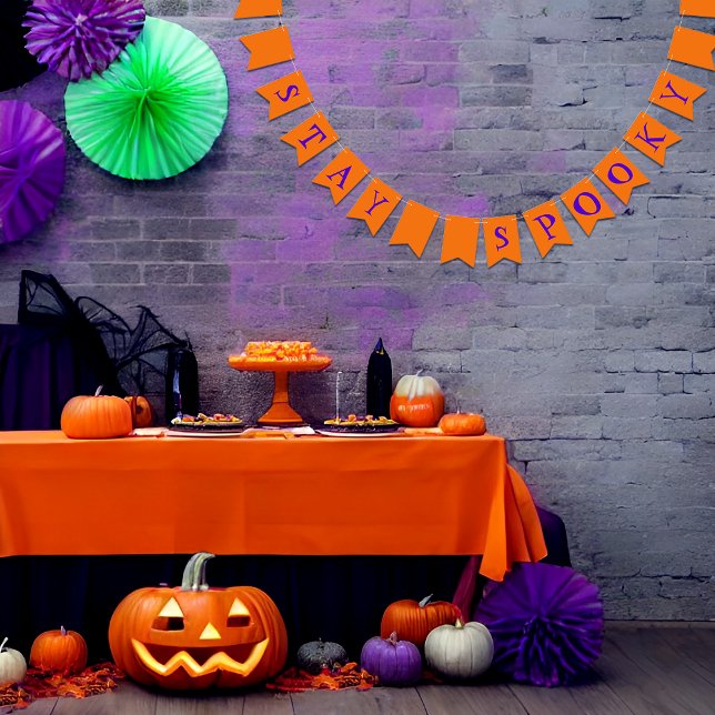 Bannière À Fanions Citrouilles d'Halloween (Customizable Halloween Bunting Flags. "Stay Spooky" written on orange background)