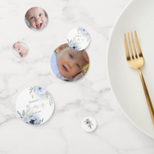 Baptême bleu poussiéreux fleurs confettis