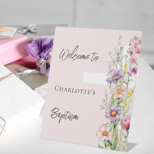 Baptême fleurons roses croix fille signe d'accueil