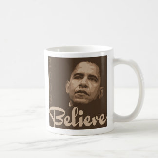 Barack Obama croient la tasse