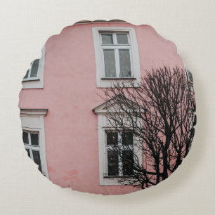 BARE TREE IN FRONT OF PINK BUILDING ROUND PILLOW