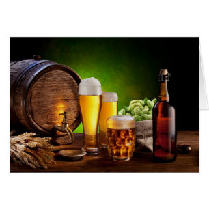 Baril de bière avec verres de bière sur une table 