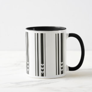 Barre la tasse noire de coeurs de n