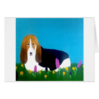 Basset dans un domaine des fleurs