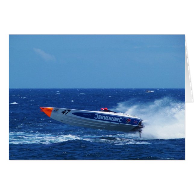 Bateau à moteur sponsorisé par Silverline. (Devant horizontal)