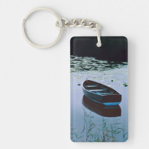 Bateau à rames sur un petit lac entouré d'eau