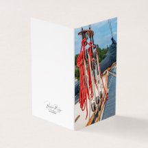Bateau à voile dans l'anse