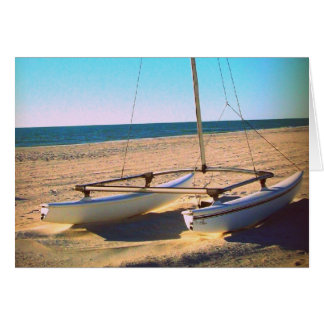 Bateau à voile solitaire sur la plage