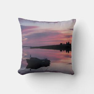 Bateau au lever de soleil throw pillow
