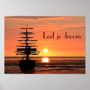 Bateau avec affiches au lever du soleil