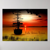 Bateau avec affiches au lever du soleil