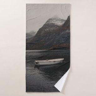 BATEAU BLANC SUR LE CORPS D'EAU PRÈS DES MONTAGNE