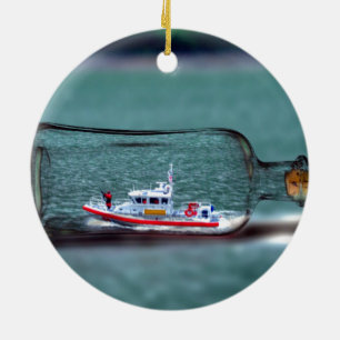 Bateau dans un ornement décoratif d'océan de