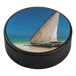 Bateau de pêche traditionnel sur la plage
