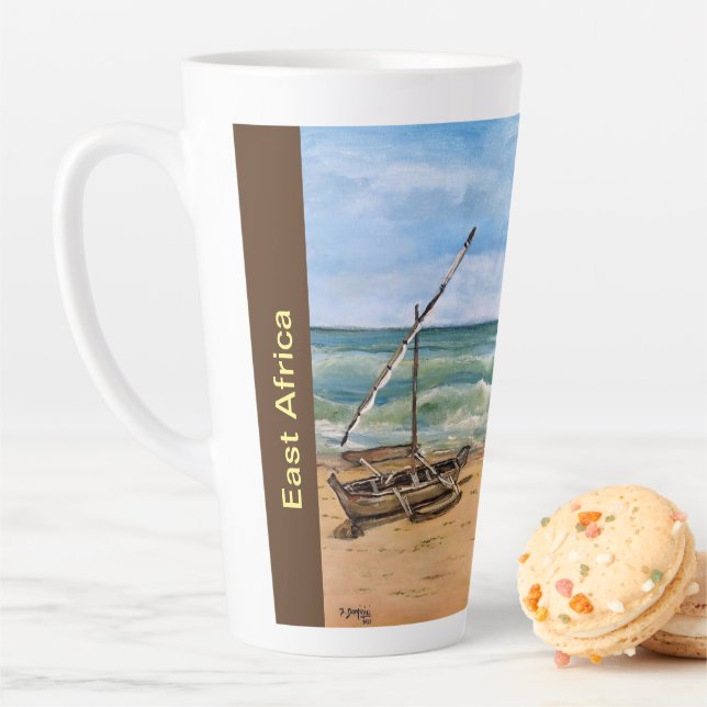 Bateau Dhow sur une plage, Latte Mug (En situation)
