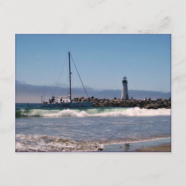 Bateau et phare arrivant à Shore Carte postale (Devant)