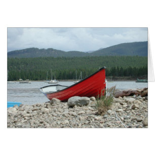Bateau rouge en attente