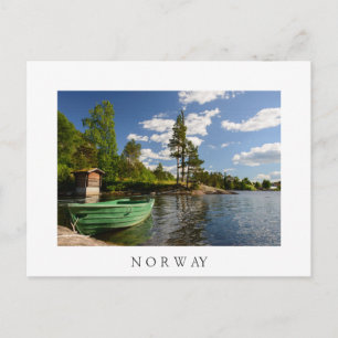 Bateau vert dans un fjord en Norvège Carte postale