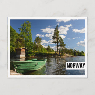 Bateau vert dans un fjord en Norvège carte postale