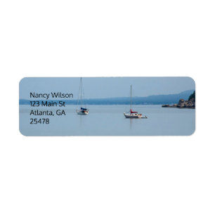 Bateaux à voile sur la rivière