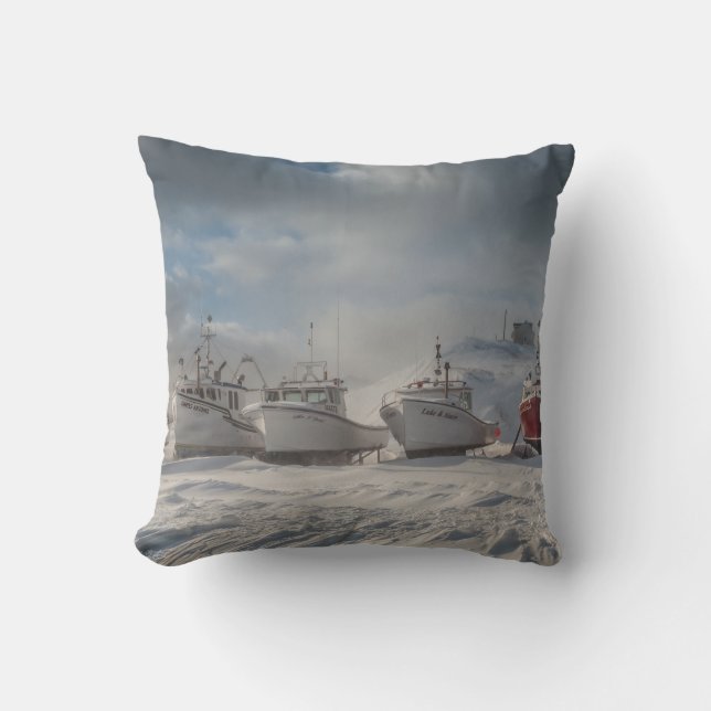 bateaux de pêche dans la neige throw pillow (Front)