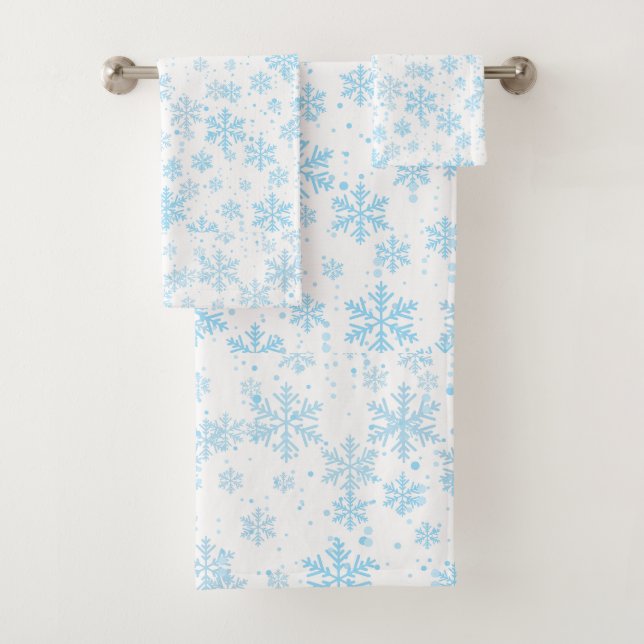 Bath Towels Blue Snowflakes Falling On White (En situation)