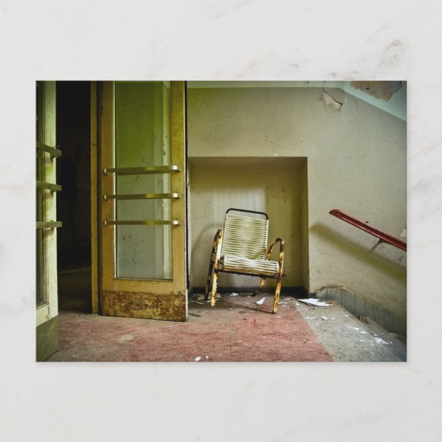 Bâtiment abandonné avec chaise vide Carte postale (Devant)