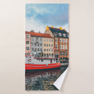 BÂTIMENT EN BÉTON ROUGE ET BLANC