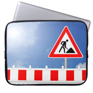 Baustelle, Baustellenabsperrung und Baustellenschi Laptop Sleeve