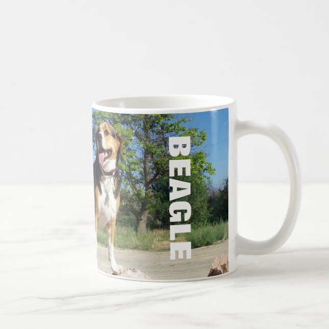 Beagle sur les roches - tasse de café de beagle de (Droite)
