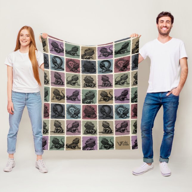 Bearded Dragon Gift Blanket, Cozy Reptile Lover Fleece Blanket (In Situ)